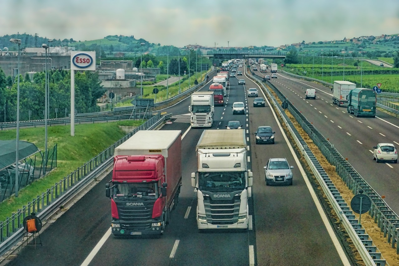 camions sur une autoroute